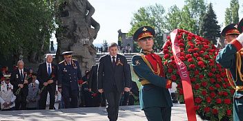 На Мамаевом кургане почтили память защитников Отечества