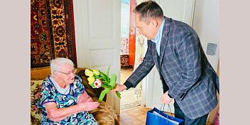 Юрий Марамыгин поздравил женщин-ветеранов