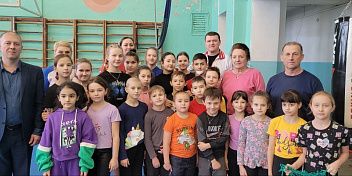 Руководитель фракции КПРФ Тамара Головачева вручила подарки юным спортсменам Ленинского района