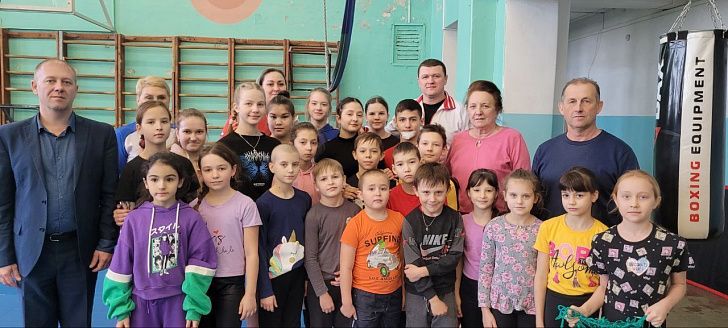 Руководитель фракции КПРФ Тамара Головачева вручила подарки юным спортсменам Ленинского района