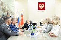 Депутатам облдумы вручены награды Администрации Президента России