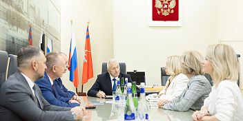 Депутатам облдумы вручены награды Администрации Президента России