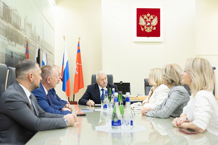 Депутатам облдумы вручены награды Администрации Президента России