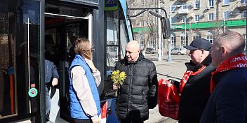 Олег Дмитриев поздравил женщин-водителей трамваев Волгограда с Международным женским днём