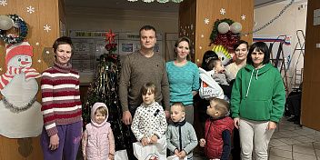 Евгений Кареликов поздравил с наступающими новогодними праздниками подопечных и работников Святотроицкого Православного социального центра