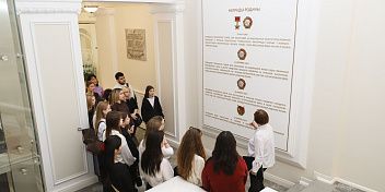 Студенты и преподаватели ВолГУ изучили историю и современность регионального парламента   