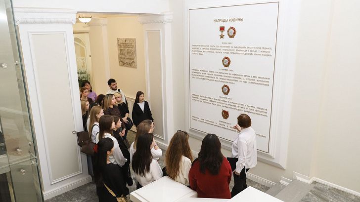 Студенты и преподаватели ВолГУ изучили историю и современность регионального парламента   