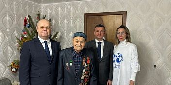 Поздравили ветерана с наступающим Новым годом