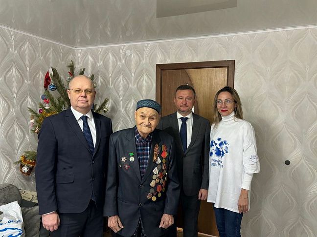 Поздравили ветерана с наступающим Новым годом
