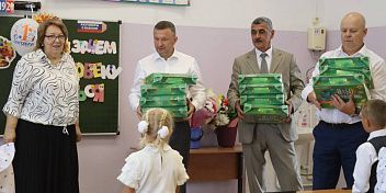 Михаил Струк поздравил школьников Ленинского района с Днём знаний