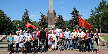 Депутат-коммунист Волгоградской облдумы Алексей Буров почтил память жертв Великой Отечественной войны