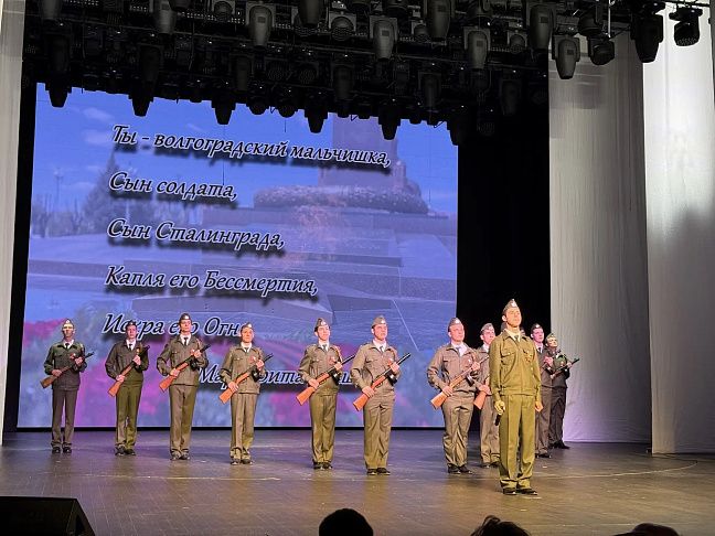 Заместитель председателя Волгоградской областной Думы Зина Мержоева  поздравила с юбилеем центр патриотического воспитания Пост № 1