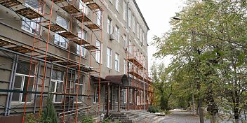 Депутаты облдумы ознакомились с ходом работ по капремонту школы в Дзержинском районе 
