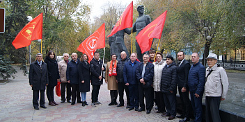 Волгоградские коммунисты возложили цветы к памятнику комсомольцам