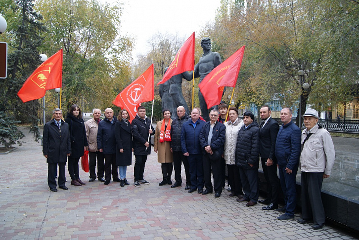 Волгоградские коммунисты возложили цветы к памятнику комсомольцам