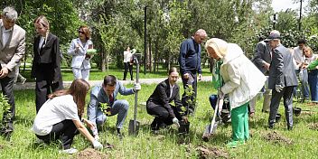 В Комсомольском саду Волгограда высадили 80 саженцев Сирени Победы