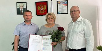 Михаил Струк поздравил директора Ленинской школы с юбилеем