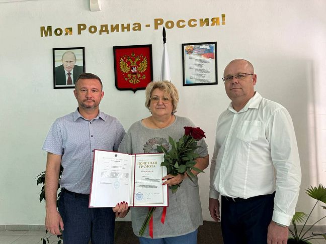 Михаил Струк поздравил директора Ленинской школы с юбилеем