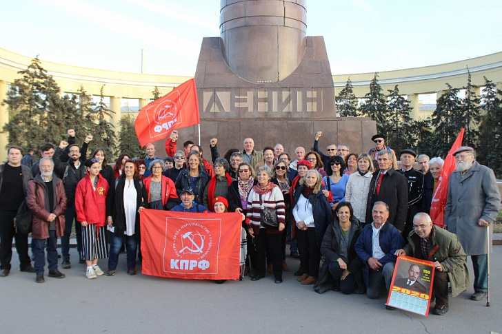 Сталинградские коммунисты отметили годовщину Великого Октября демонстрацией и митингом 