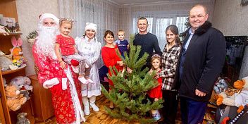 В Волгограде состоялась благотворительная партийная акция "Новогодняя ёлка"!