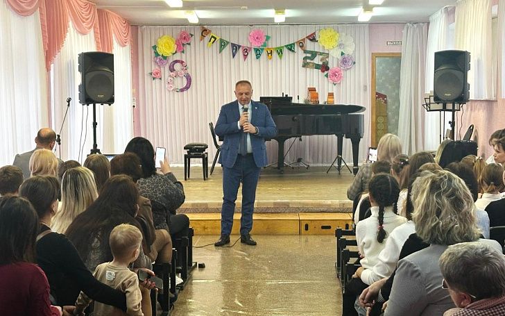 Педагогов детской школы искусств г.Волжского поздравили с 8 марта