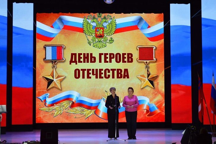 Тамара Головачева и Лариса Гордиенко приняли участие в церемонии передачи наград родным погибших фроловчан