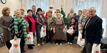 Евгений Кареликов поздравил работников и подопечных социального центра