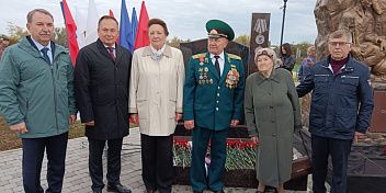 Лидер волгоградских коммунистов приняла участие в открылии памятника «Труженикам тыла» во Фролово 