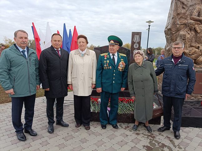 Лидер волгоградских коммунистов приняла участие в открылии памятника «Труженикам тыла» во Фролово 