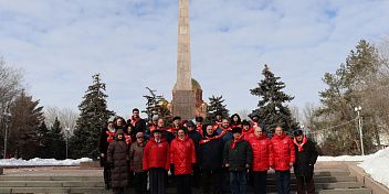 Волгоградские коммунисты приняли участие в церемонии возложения цветов к Вечному огню 