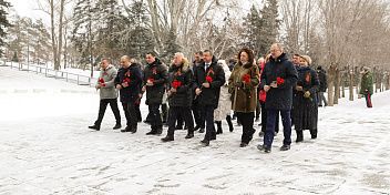 Депутаты облдумы почтили память защитников Отечества на главной высоте России
