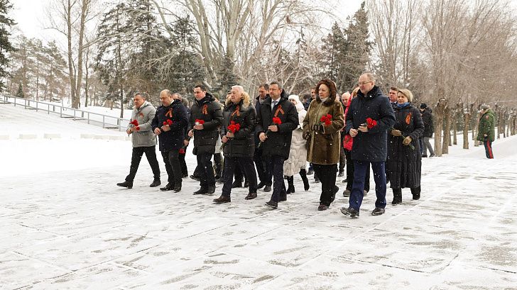 Депутаты облдумы почтили память защитников Отечества на главной высоте России