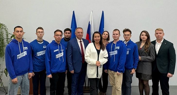 В Волжском отделении «Единой России» прошла встреча активистов «Молодой Гвардии» с представителями власти