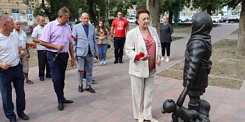 Депутаты фракции КПРФ  почтили память погибших мирных жителей Сталинграда