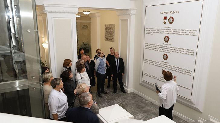 Директора школ посетили с экскурсией региональный парламент