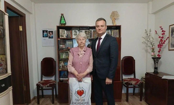 Евгений Кареликов посетил на дому ветеранов - "Жителей осажденного Сталинграда"