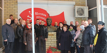 Сталинградские коммунисты почтили память И.В. Сталина