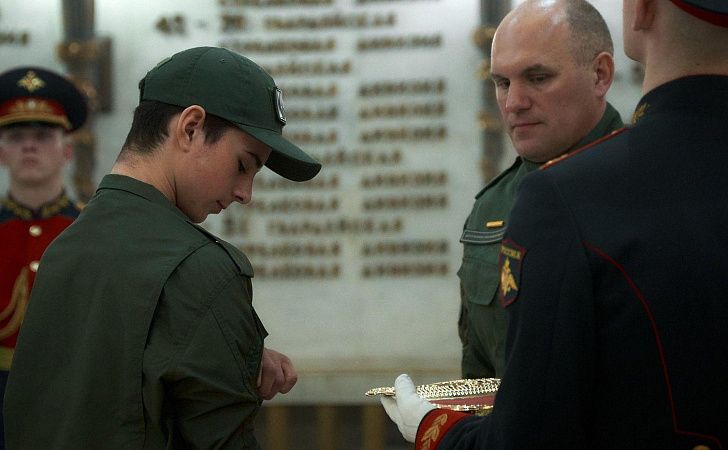Лучшие волгоградские курсанты центра «ВОИН» получили знаки отличия