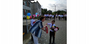 Руководитель фракции КПРФ Волгоградской облдумы поздравила фроловских учеников с началом учебного года