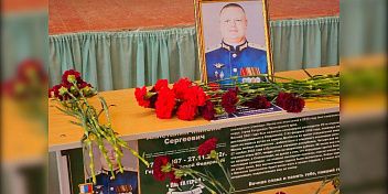 Память, живущая в сердцах: в школе имени Героя России Максима Аплеталина почтили его память