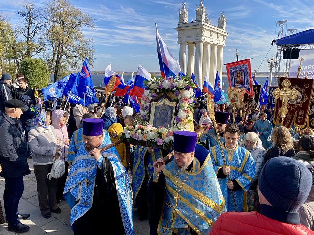 Волгоград отметил День народного единства крестным ходом и праздничным митингом
