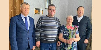 Юрий Марамыгин передал поздравления с женским днем