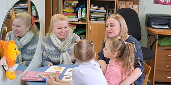 Председатель Волгоградского регионального отделения Детского фонда Ирина Соловьева в преддверии Нового года посетила Дзержинский центр социального обслуживания 