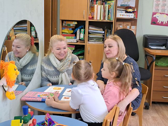 Председатель Волгоградского регионального отделения Детского фонда Ирина Соловьева в преддверии Нового года посетила Дзержинский центр социального обслуживания. 