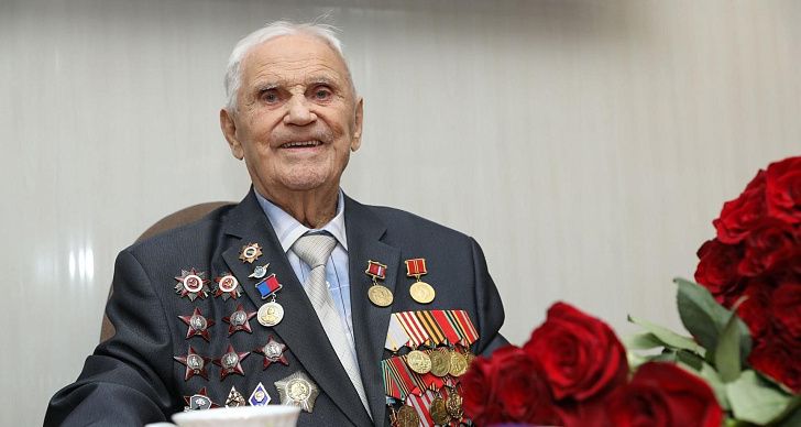 Александр Блошкин поздравил ветерана с вековым юбилеем