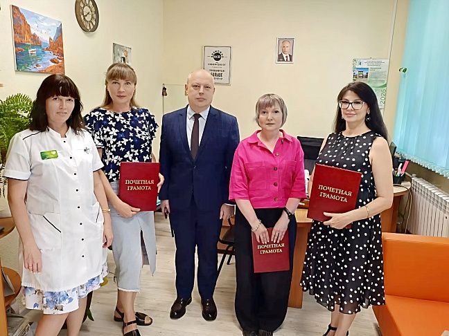 Депутат Волгоградской областной Думы Олег Дмитриев поздравил медицинских работников детской поликлиники № 3 с профессиональным праздником