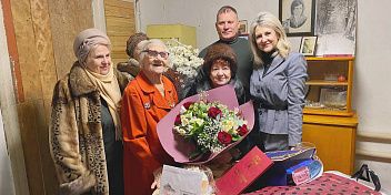 Наталия Барышникова поздравила ветерана со 100-летием