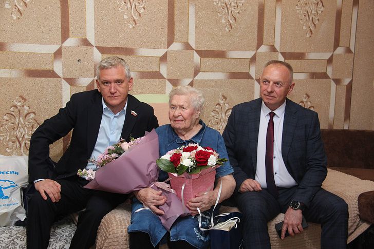 «Живая легенда»: депутаты поздравили участницу Сталинградской битвы с наступающим Днём Победы