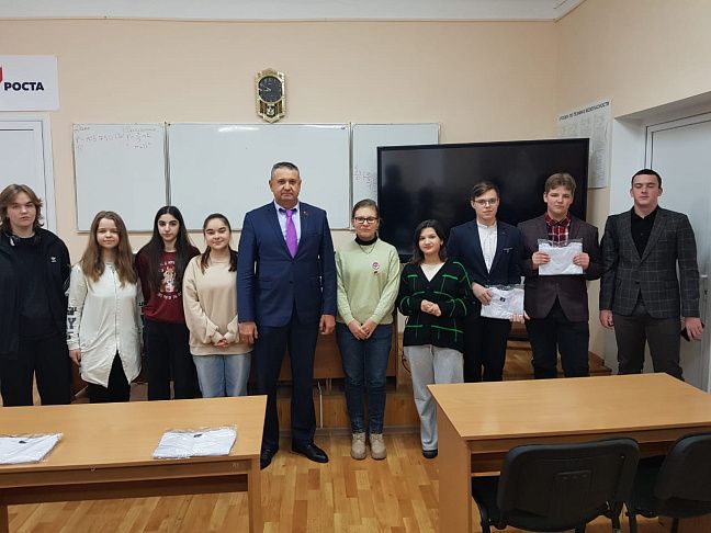 Валерий Могильный провел открытый урок в школе № 1 Кумылженского района
