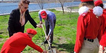Лидер сталинградских коммунистов вместе с юнармейцами приняла участие в посадке деревьев